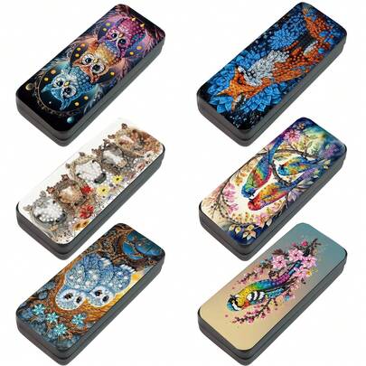 1个钻石画眼镜盒，图案包括马、猫头鹰、鸟、狐狸，采用PU皮革材质，饰以不对称水晶，适合存放眼镜，防尘防震，便携式户外眼镜盒
