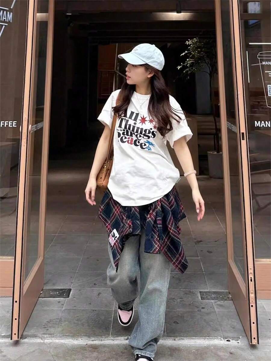 2026 Nuevo verano Camiseta de mujer de cuello redondo casual y suelta con estampado gráfico de texto artístico, estilo callejero versátil para estudiantes de manga corta en color blanco - Blanco - Ver 1