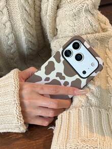 GIIPPA 1 Pieza Funda para Teléfono 17 Pro Max con diseño de estampado de vaca marrón sobre base crema-blanca, adecuada para Teléfono 16 Pro Max, 15 Pro Max, 14 Pro Max, Funda de teléfono coreana elegante e interesante, compatible con 11/12/13/14/15/16 Pro Max Plus, Diseño elegante adecuado tanto para hombres como para mujeres, regalo ideal para la novia en Navidad, San Valentín, Pascua, temporada de bodas y cumpleaños - Multicolor - Ver 8