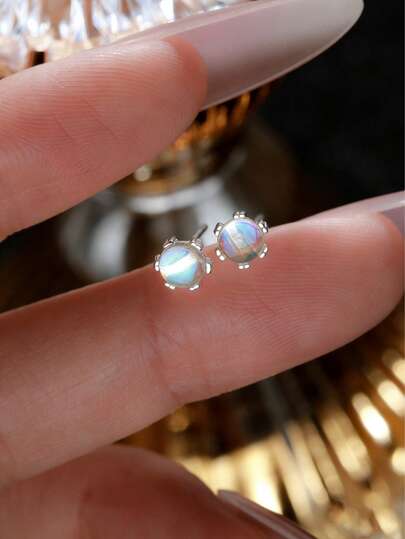 一对S999纯银月光石耳钉，精致简约设计，百搭日常佩戴、通勤、约会、派对等场合，优雅奢华风格，适合学生、上班族、时尚达人等。