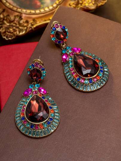 复古奢华高端彩色水滴耳环 | 正式场合的迷人之选。这款耳环采用铜质材料，3D水滴造型，精湛的工艺散发出异域风情和皇家般的复古气息，是晚宴、复古派对和婚礼等正式场合的理想配饰，助您轻松展现高贵闪耀的气质。