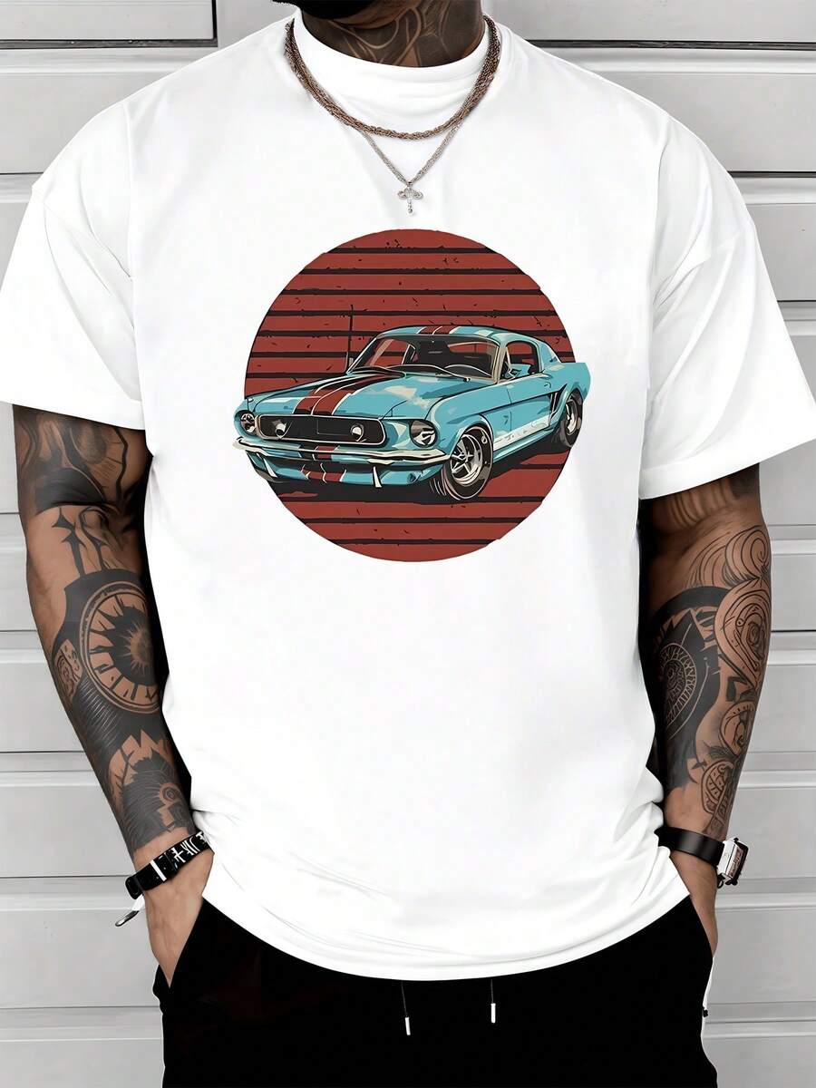 Auto clásico azul con franjas rojas frente a un atardecer de líneas horizontales simboliza la libertad la velocidad y la pasión por la carretera expresando un espíritu aventurero y nostálgico camiseta de hombre casual cómoda y moderna - Blanco - Ver 1