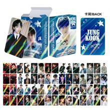 124张BT5激光卡片、杂志闪卡、贴纸、LOMO卡片和贺卡礼品，丰富您的日常休闲生活，是日常创意装饰的必备实用物品。作为送给粉丝和朋友的贴心礼物，它们兼具高性价比、美观实用性。 - 藍色 - 查看 4