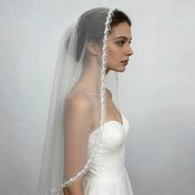一件手工白色蕾丝婚纱，配金属发梳，适合教堂婚礼、花园婚礼、小型教堂婚礼、婚纱摄影、晚宴、正式场合、宴会、华尔兹、角色扮演、仙女装扮、秋季摄影服装、情人节女士配饰。 - 彩色 - 查看 3