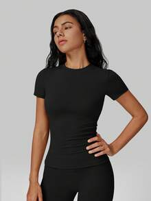 MFVIM 女士春夏运动短袖上衣，修身塑形运动T恤，高弹柔软亲肤面料，休闲运动衫，适合日常穿着、通勤、户外活动、跑步、瑜伽、普拉提、健身房锻炼。 - 黑色 - 查看 10