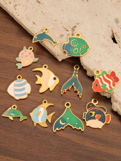 2 pièces/lot Pendentifs de dauphin à queue de poisson en acier inoxydable plaqué or 18 carats avec émail. Charms colorés de vie marine, d'été et de plage pour la fabrication de bijoux DIY, boucles d'oreilles, bracelets, colliers, porte-clés et accessoires