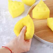 1个仿真蛋糕盒减压玩具，适合日常办公、学习或作为礼物，也可用于生日、万圣节、圣诞节、节日派对恶作剧，是办公室和学生减压娱乐的理想选择，适合所有年龄段的派对礼物。 - 彩色 - 查看 7