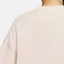 Nike Sportswear 女款圆领长袖卫衣，饰有小刺绣标志 - 米白色 - 查看 4