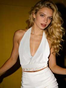 Top corto liso para mujer con cuello halter, escote en V profundo con botones de concha y espalda descubierta con lazo; modelo ajustado de verano ideal para vacaciones y citas - Blanco - Ver 7