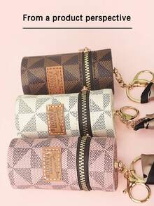 一套复古经典包包套装，饰有丝巾，便携多功能，包含1个复古钥匙包、1个小型复古经典包和各种包包配件。内含粉色钱包钥匙扣、时尚复古印花口红盒钥匙扣和蓝牙耳机收纳袋。 - 彩色 - 查看 5