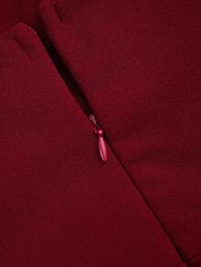 GLOURI Women's  Elegant Burgundy Feather Trim Jumpsuit - Sleeveless Wide Leg Romper With Metallic Belt & Shoulder Detail | Christmas Party & Formal One-Piece For Galas, Weddings & Holiday Events - 酒紅色 - 查看 10