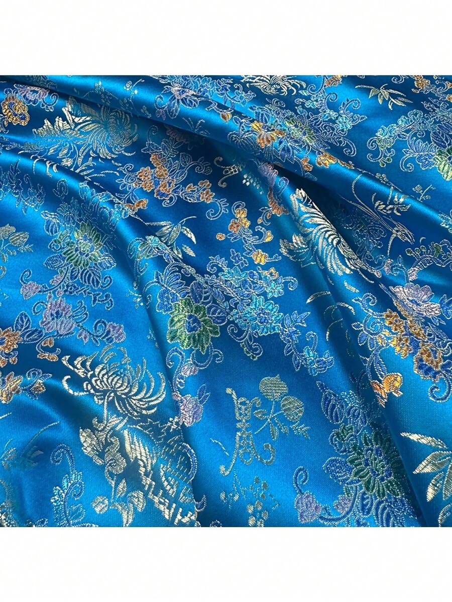 1 mảnh vải Jacquard màu xanh dương, dệt kiểu gấm, với họa tiết hoa trang nhã, bề mặt bóng mượt như satin. Thích hợp làm vật liệu trang trí nội thất và hoàn hảo cho các sản phẩm thủ công may vá tự làm. Chiều rộng: 29,5 inch, định lượng 130gsm. - Vải Jacquard - Xem 1