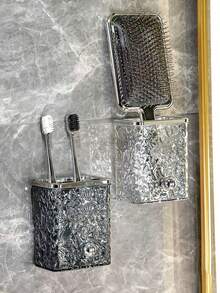 1个豪华壁挂式浴室收纳管，无需钻孔，可放置梳子、化妆刷、置物架，波浪形光泽表面，金属质感，梳妆台收纳架，浴室置物架，梳妆台，护肤品，化妆工具，收纳桶，钥匙，小物件悬挂式壁挂收纳管，安装简便，不损坏墙面，可拆卸设计，方便清洁，防潮防尘，浴室牙刷牙膏收纳架，优雅奢华的装饰收纳桶。 - 多色 - 查看 10