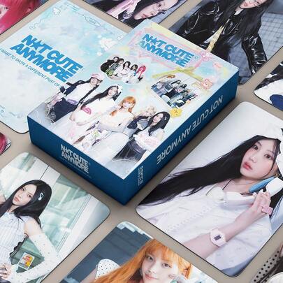 55 piezas ILL!T <Bomb>3er Mini Álbum,<NOT CUTE ANYMORE> Álbum sencillo Mercancía de apoyo Photocards, con imágenes visuales del grupo de las miembros del grupo Yunah, Minju, Moka, Wonhee e Iroha. Con calidad de imagen nítida, estas tarjetas fotográficas de alta definición son alternativas asequibles populares para que los fanáticos estudiantes las coleccionen como mercancía de K-pop.