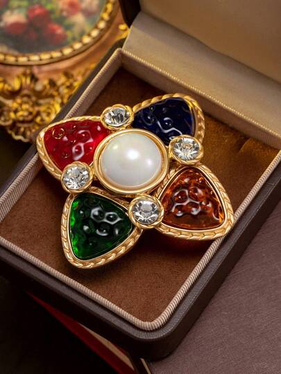 一款复古风格的夸张奢华四叶形珠宝胸针，镶嵌温暖的仿珍珠和色彩斑斓的珐琅宝石，复杂的设计展现了奢华品质，是晚宴、复古派对、婚礼等正式场合的理想之选，轻松展现高贵气质和耀眼光芒。