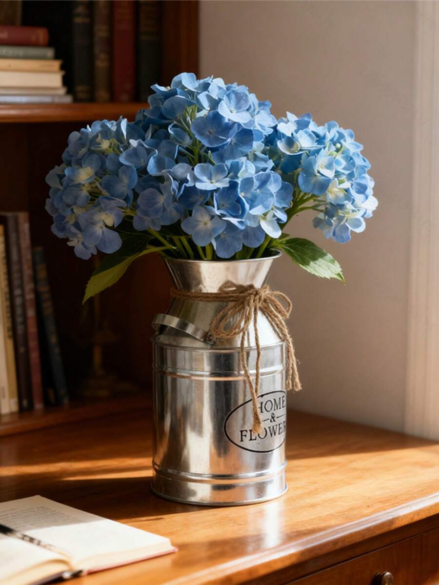 镀锌铁花瓶。表面保留了做旧的金属质感，搭配麻绳束带，营造出轻松随意的氛围。适合插放蓝色绣球花等鲜花。 - 雙耳壺 - 查看 1