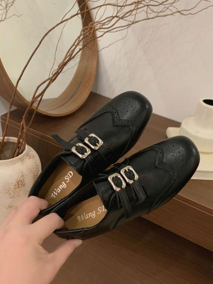 1 Pair Women's Retro British Style Brogue Flat Loafers, 2026 New Comfortable Soft Leather Double Buckle Carved Round Toe Casual Versatile Slip-On Shoes - Black - View 1