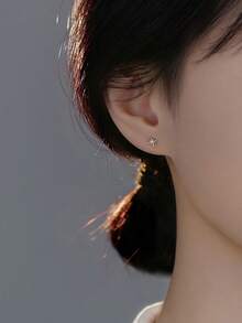 一对立方氧化锆极简星形耳钉，银色宇宙风格耳环，中央镶嵌水钻，低过敏性日常饰品，送给女朋友或闺蜜的礼物 - 銀色 - 查看 2