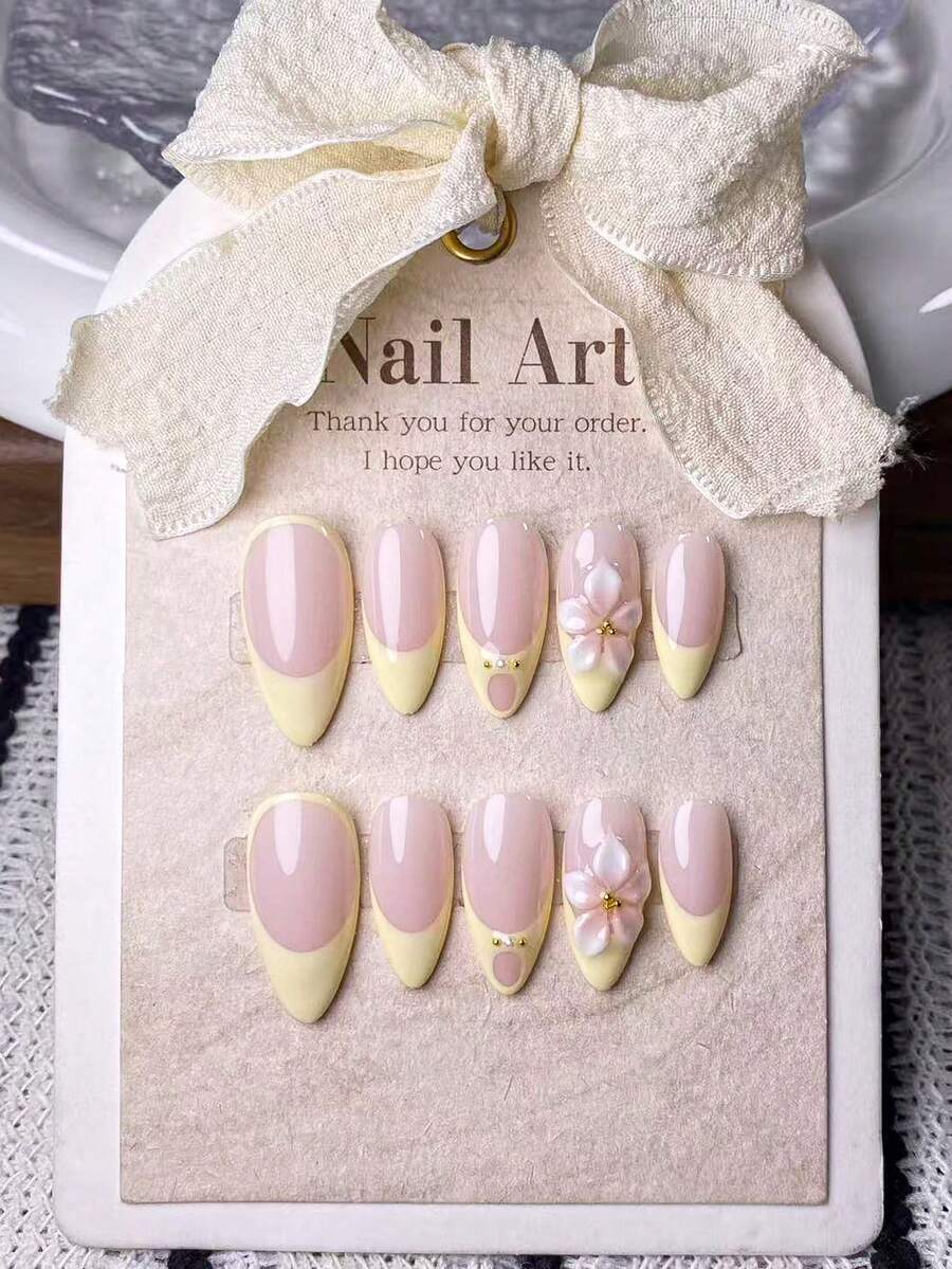 10片手工杏仁形假指甲，饰以黄色法式镂空雕刻。采用手工白色粉末3D花卉雕刻和手工绘制的黄色法式镂空图案。这款优雅浪漫的简约美甲贴片，散发着高端、性感和奢华的气息。适合日常佩戴、约会、音乐会和轻度商务场合，是送给女性和女孩的理想礼物。 - 彩色 - 查看 1