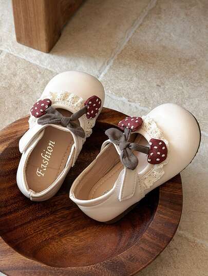 1 par de zapatos tipo Mary Jane para niñas con base de cuero sintético blanco lechoso + diseño de punta redonda + decoración de tela con moño + fresa + ribete de encaje + estilo minimalista suave, adecuados para uso diario en primavera/otoño, actividades de ocio entre padres e hijos y ocasiones de estilo campus
