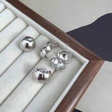 圆顶银色耳钉，适合日常佩戴和简约风格的服装 - 銀色 - 查看 8