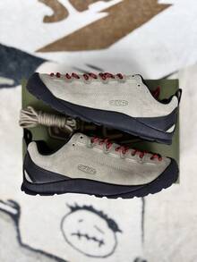 KEEN JASPER 真皮经典舒适户外休闲鞋，减震、耐磨、防水，适合徒步旅行、露营、远足、运动训练等户外活动，低帮系带设计，男女通用，银貂色，复古低帮 - 銀貂色 - 查看 6