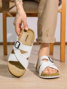 男士可调节交叉绑带凉鞋，休闲日常百搭单品。必备沙滩度假拖鞋，透气柔软鞋面，营造轻松夏日氛围。时尚又实惠的夏季必备单品。 - 白色 - 查看 10