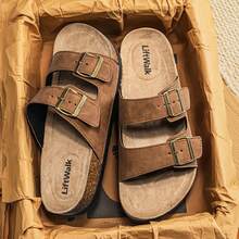 Dép lê nam một mảnh có khóa kim loại điều chỉnh, kiểu dáng thường ngày, đa năng. Dép đi biển không thể thiếu, phần trên mềm mại thoáng khí, tạo cảm giác thư giãn mùa hè. Món đồ thời trang mùa hè giá cả phải chăng. - màu nâu - Xem 11