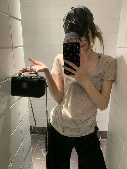 Áo thun chấm bi cổ chữ U nhẹ nhàng dành cho nữ, thiết kế mùa hè mới, tay ngắn raglan màu xám cổ điển, kiểu dáng tuyệt đẹp.