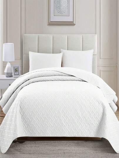 1件柔软透气纯色床罩，超声波压花，适用于卧室、客房、宿舍，四季皆宜，简约百搭的纯白色绗缝床罩、毯子、沙发盖，有小号和大号可选。