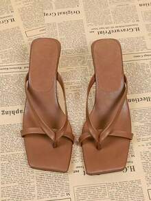 女士时尚交叉绑带方头凉拖鞋，法式夏季棕色PU不对称高跟拖鞋 - 棕色 - 查看 4