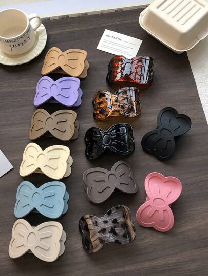 4个可爱迷人的卡通蝴蝶结发夹，非常适合女性在休闲派对上使用，展现公主/仙女风格，是绝佳的发饰或拍照道具。