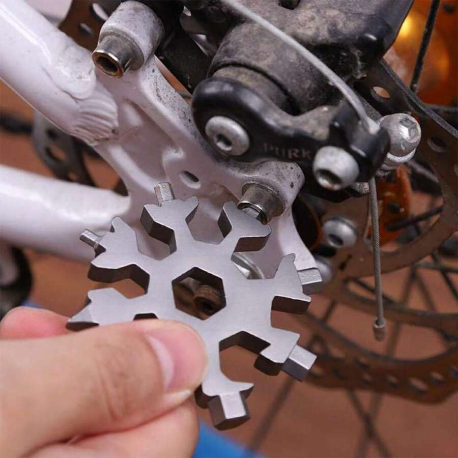 Llave multiusos de 18 en 1 de acero inoxidable con forma de copo de nieve, que incluye llave hexagonal, destornillador, abrebotellas, adecuado para acampada al aire libre, reparación de bicicletas, mantenimiento diario del hogar, herramienta de reparación portátil y duradera de uso múltiple