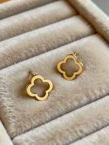 两枚不锈钢镂空四叶草耳环，温柔、优雅、小巧精致，金光闪闪。适合年轻女孩日常通勤，也是闺蜜送礼佳品。 - 耳環 - 查看 6