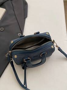 Túi xách nữ cao cấp, thời trang mới, màu trơn, được trang trí bằng họa tiết chữ cái, có thiết kế hai quai xách và dây đeo vai có thể điều chỉnh, có thể xách tay, đeo vai hoặc đeo chéo. Nâng tầm vẻ ngoài tổng thể, không gian bên trong có thể đựng chìa khóa, son môi và những vật dụng cần thiết hàng ngày. Thích hợp cho phụ nữ đi làm, đi chơi, hẹn hò, mua sắm và sử dụng hàng ngày, một chiếc túi cao cấp phù hợp cho nhiều dịp. - Màu xanh lam - Xem 5