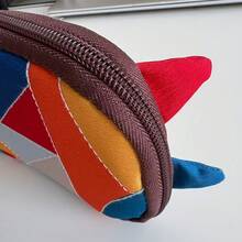 1个猫咪拼布铅笔盒，采用3D猫咪剪影设计，适合工作、学习、通勤，时尚便携，方便收纳文具。 - A - 查看 4