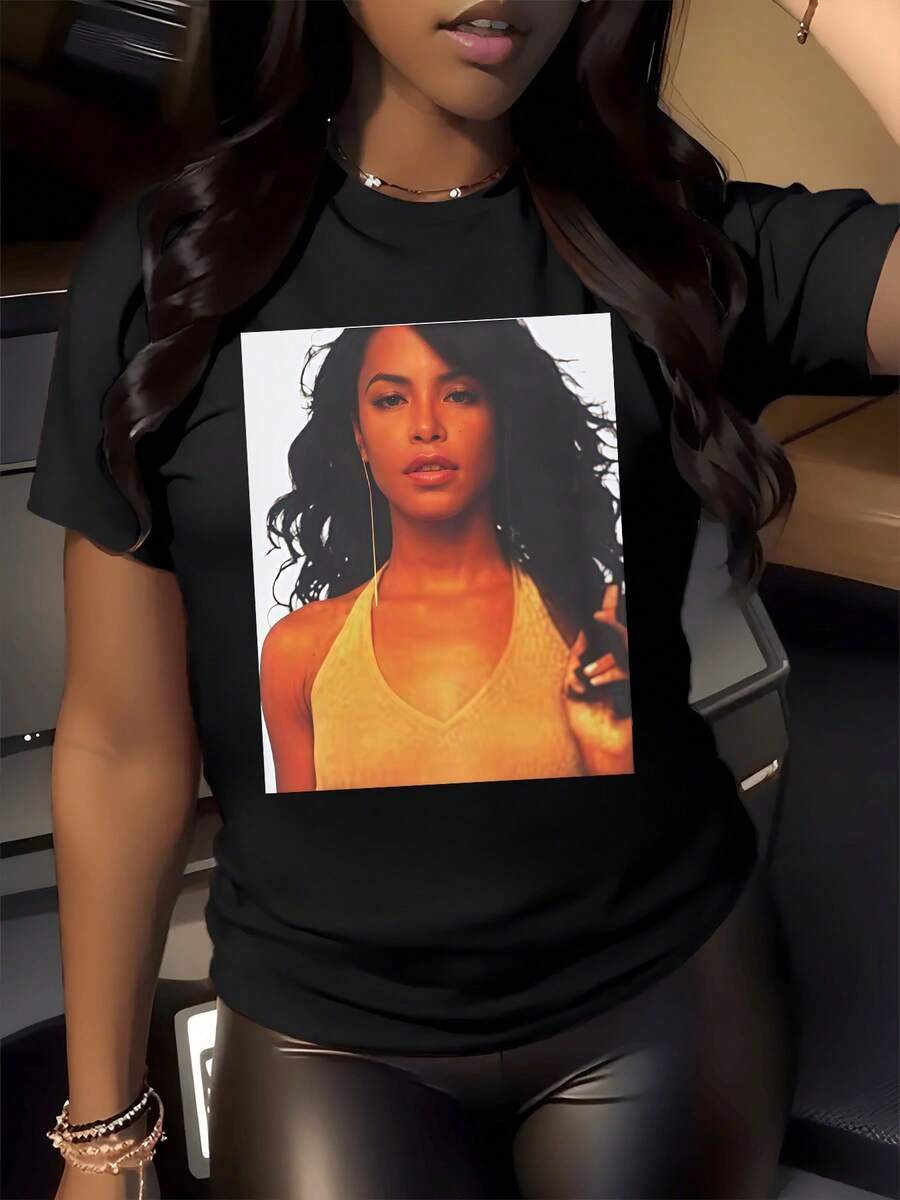 Retrato artístico de mujer con cabello suelto que transmite fuerza y confianza rodeada de luz cálida símbolo de energía y elegancia camiseta de mujer blanca casual cómoda 220g - Negro - Ver 1