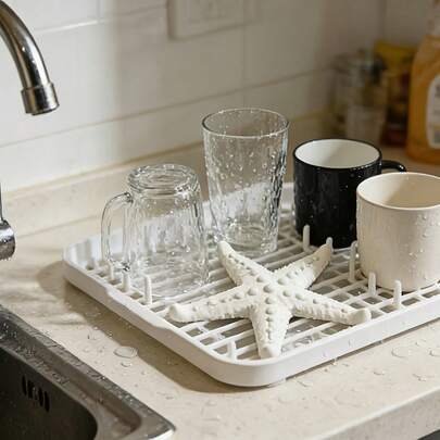 1pc Starfish Drain Rack, 10cm Starfish Shape, Available In Multiple Colors Including Gold, Red, Blue, Gray, White, Yellow, And Green. It Can Hold The Cup For Draining Water And Also Serve As A Small Decoration On The Table. The Bottom Of The Cup Does Not Accumulate Water, And The Table Does Not Leave Any Marks. When Placed On The Table, The Beach Vacation Feeling Is Directly Filled