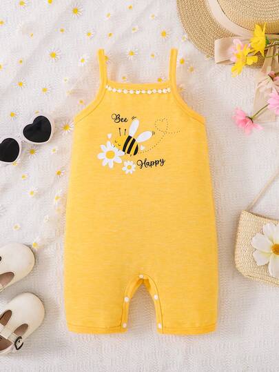 可爱甜美休闲黄色碎花无袖连体衣，女童吊带连体裤，适合春夏穿着，浅黄色蜜蜂和花朵图案，白色蕾丝刺绣装饰，适合度假、日常休闲、外出、短途旅行、野餐等场合。