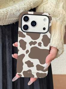 GIIPPA 1 Pieza Funda para Teléfono 17 Pro Max con diseño de estampado de vaca marrón sobre base crema-blanca, adecuada para Teléfono 16 Pro Max, 15 Pro Max, 14 Pro Max, Funda de teléfono coreana elegante e interesante, compatible con 11/12/13/14/15/16 Pro Max Plus, Diseño elegante adecuado tanto para hombres como para mujeres, regalo ideal para la novia en Navidad, San Valentín, Pascua, temporada de bodas y cumpleaños - Multicolor - Ver 3