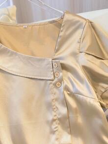 女士优雅斜领纽扣花瓣袖缎面套头衫，适合日常穿着，春夏款 - 卡其色 - 查看 3