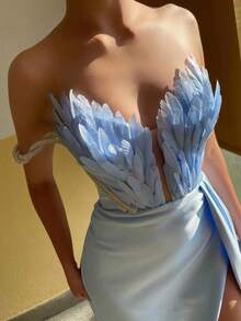 Gowns Woman Formal Elegant Ball Gown Dresses Prom Dresses For High School Strapless Feather Decor High Slit Maxi Dress, Satin Textured Waist Train Gown Dress, Perfect For Wedding, Gala & Party Feather Decor Strapless High Slit Maxi Dress, Satin Fitted Waist Train Gown Dress, Perfect For Wedding, Formal Evening & Party - 天藍色 - 查看 2