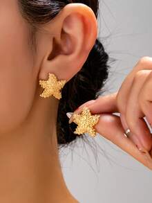 1 Pair European And American Design Wrinkled Starfish Earrings - Yellow Gold - View 1