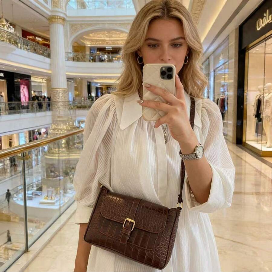 时尚纯色简约腰带装饰单肩斜挎包，适合购物、携带钱包、年轻女性、大学生、职场新人、白领人士。也非常适合办公室、大学、工作、商务、通勤、户外活动、旅行和郊游等场合。