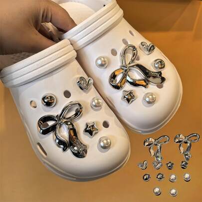 12 pièces Décorations de chaussures DIY avec nœud de ruban argenté surdimensionné et perle, style doux Y2K avec décor crocodile, accessoires de chaussures DIY convenant aux sabots ajourés