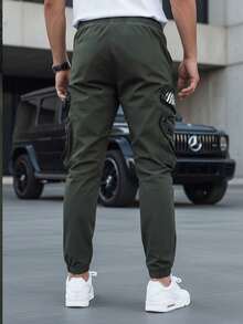Pantalon de jogging cargo pour homme avec de multiples poches, taille et poignets élastiques, réglage par cordon de serrage, 8 poches, style tactique urbain, tissu extensible, coupe ajustée, poches latérales et détails fonctionnels. - Vert - Voir 4