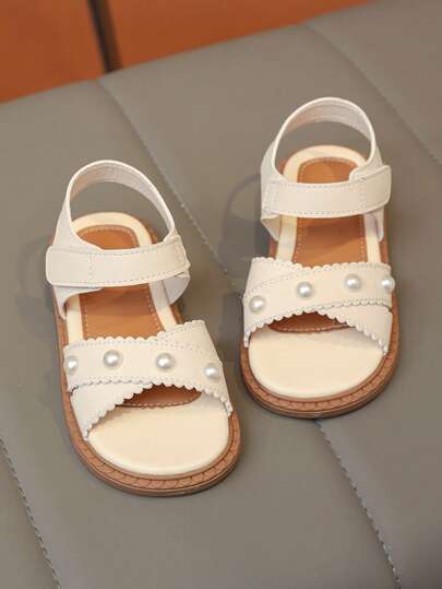 1 đôi dép xăng đan đi biển màu trắng đính ngọc trai cho bé gái, màu trơn, chống trượt, đế mềm, mũi tròn, chất liệu PU mềm, phù hợp cho bé gái từ 3-15 tuổi, đi học, biểu diễn, du lịch, dự tiệc, hoạt động ngoài trời, mẫu giày mới xuân hè 2026 cho bé gái.