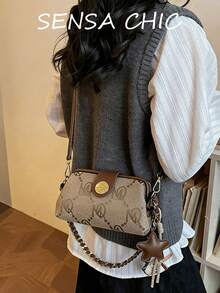 Chiếc túi xách nữ màu kaki này thời trang và đa năng, nổi bật với họa tiết in toàn bộ bề mặt và hình trang trí cốc cà phê bên ngoài. Túi có khóa nam châm chắc chắn, quai xách đơn cho phép đeo vai, đeo chéo hoặc xách tay, phù hợp cho phụ nữ đi làm, đi chơi, mua sắm, hẹn hò và các dịp khác. - Màu Khaki - Xem 9