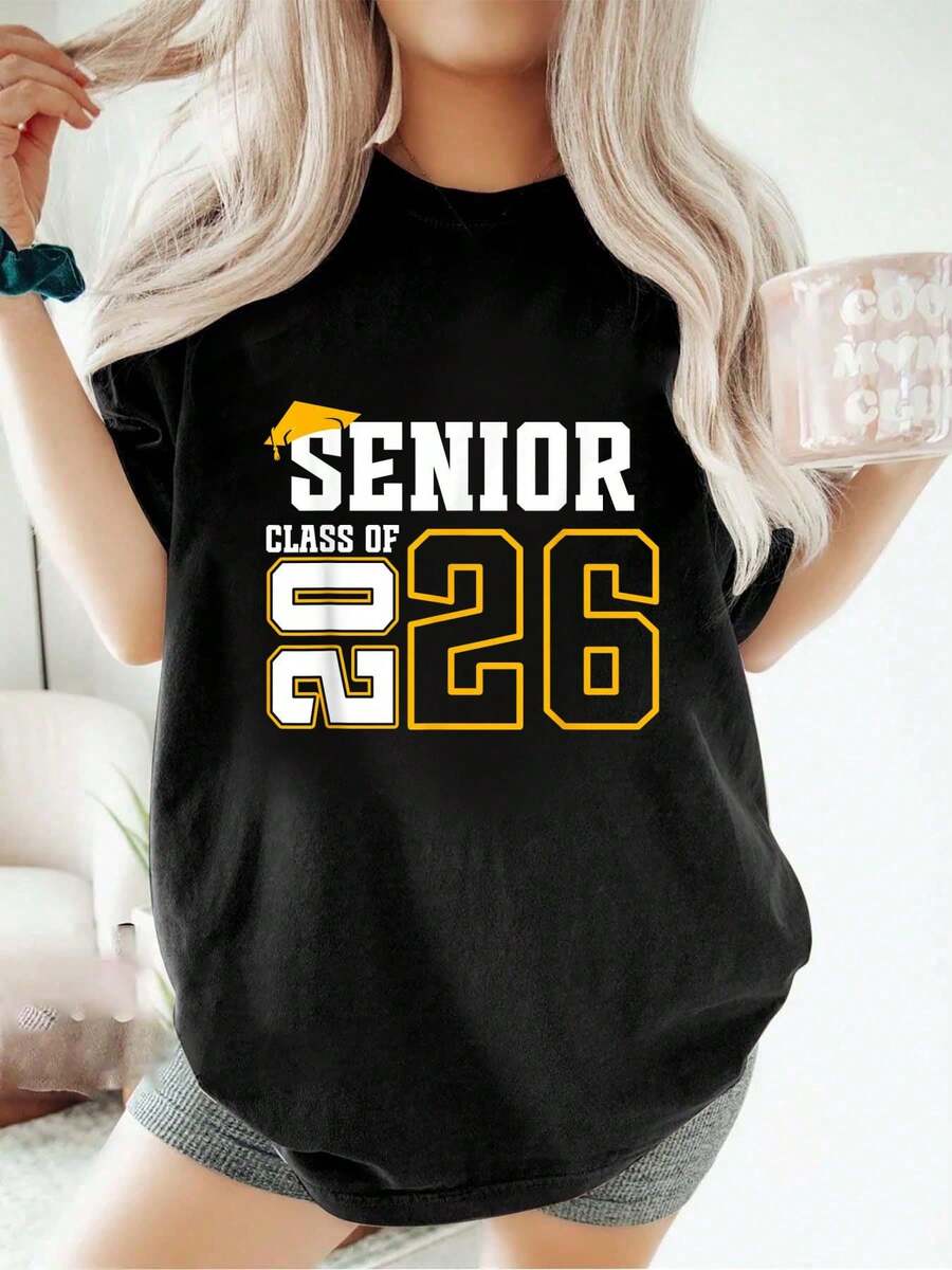 Camiseta negra y dorada de graduación de 2026 para estudiantes de último año de secundaria, holgada, informal, deportiva, de verano, con cuello redondo y manga corta. - Negro - Ver 1