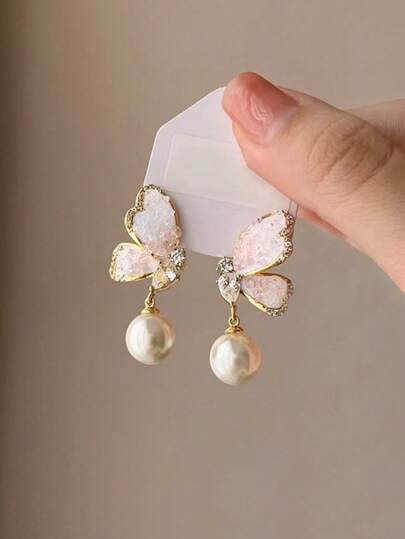 1 Đôi bông tai thiết kế ngọc trai giả và bướm cổ điển thanh lịch, kiểu dáng duyên dáng, phù hợp cho nữ giới.